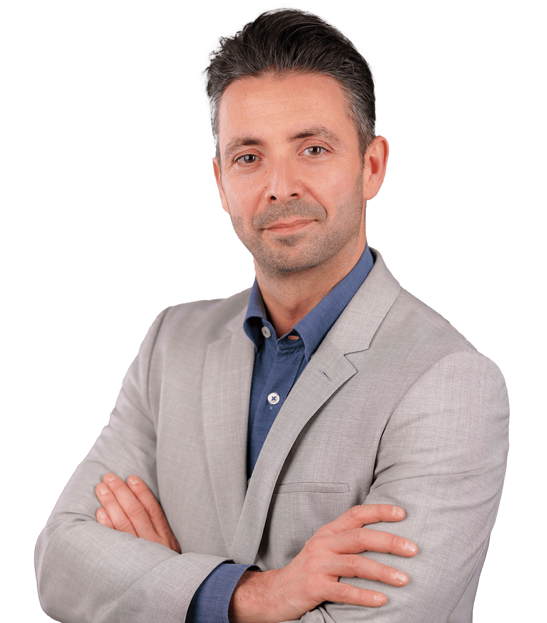 Selbstbewusster Geschäftsmann in grauem Anzug mit verschränkten Armen.