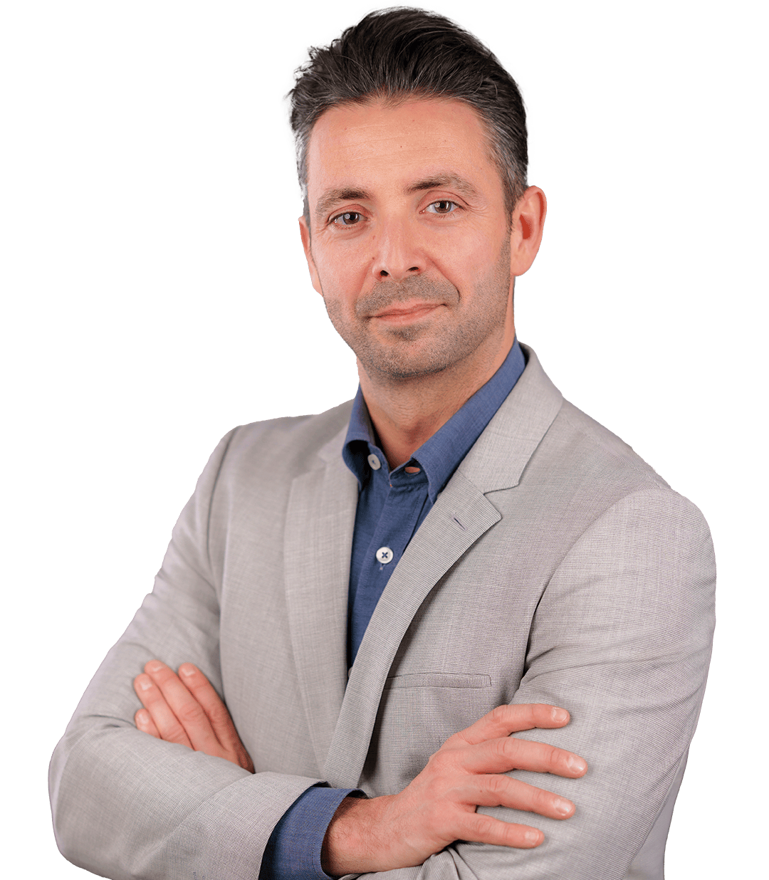 Selbstbewusster Geschäftsmann in grauem Anzug mit verschränkten Armen.