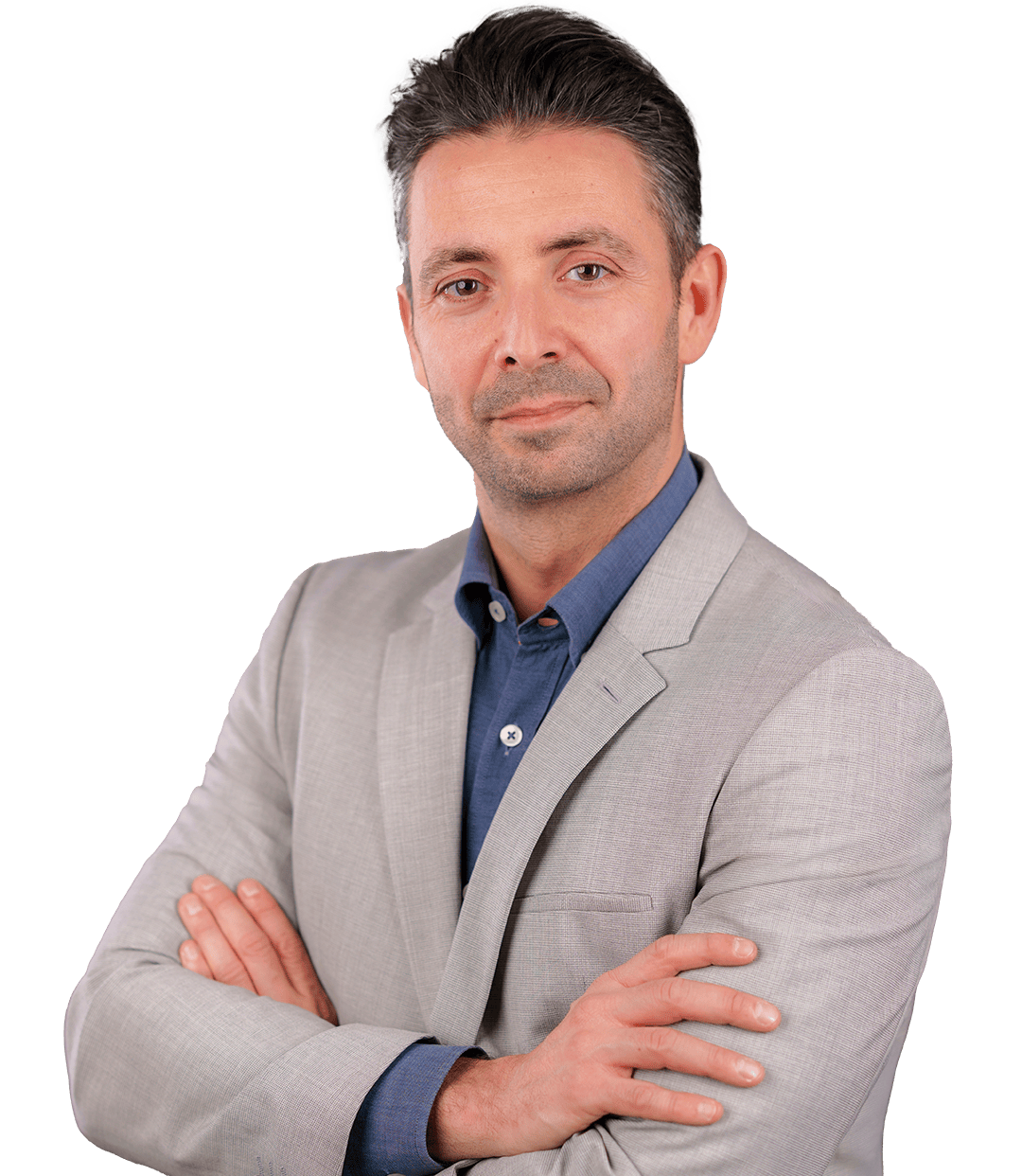 Selbstbewusster Geschäftsmann in grauem Anzug mit verschränkten Armen.