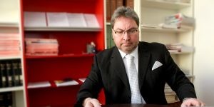 Geschäftsmann arbeitet an Dokumenten im Büro