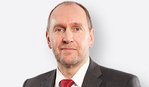 Porträt eines Mannes in formeller Kleidung vor hellem Hintergrund