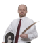 Ein Mann in formeller Kleidung hält einen Hut, einen Degen und einen Federkiel.