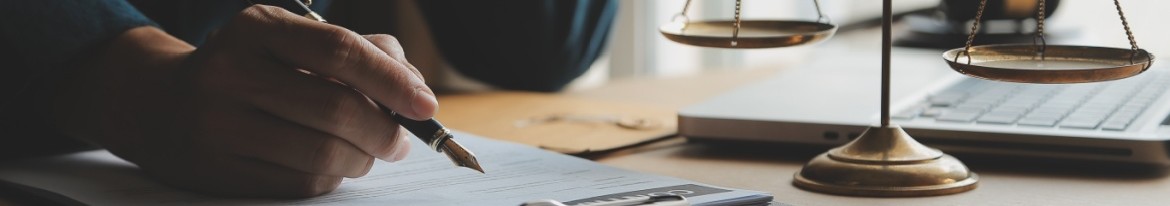 buehne Anwalt Schreibtisch Waage Stift