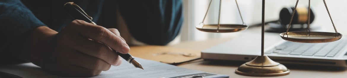 buehne Anwalt Schreibtisch Waage Stift