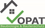 Haus mit Dach, grüner Haken, Text "OPAT" und grüner Banner mit "Baubiologie & Bautenschutz"