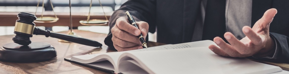 buehne Anwalt Schreibtisch Hammer Waage