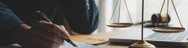 buehne Anwalt Schreibtisch Waage Stift