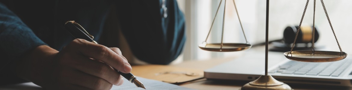 buehne Anwalt Schreibtisch Waage Stift