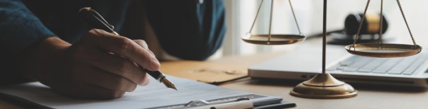 buehne Anwalt Schreibtisch Waage Stift