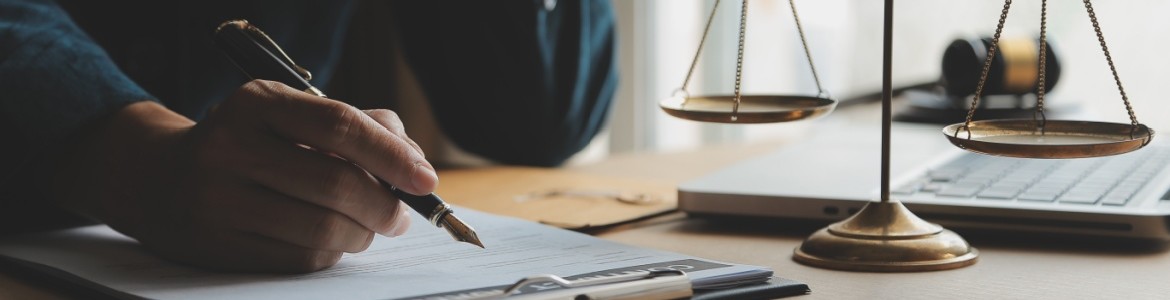 buehne Anwalt Schreibtisch Waage Stift