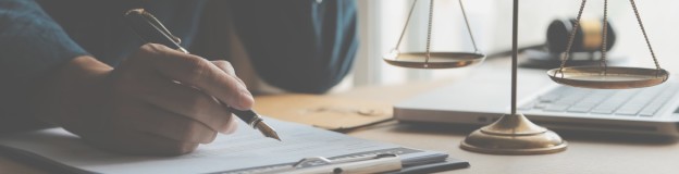 buehne Anwalt Schreibtisch Waage Stift