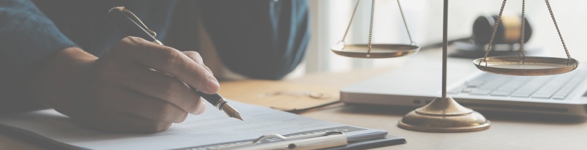 buehne Anwalt Schreibtisch Waage Stift