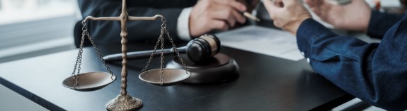 Anwalt Schreibtisch Gericht Waage Hammer