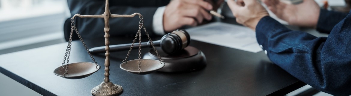 Anwalt Schreibtisch Gericht Waage Hammer