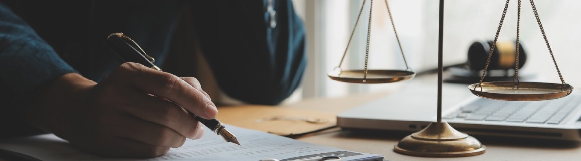 buehne Anwalt Schreibtisch Waage Stift