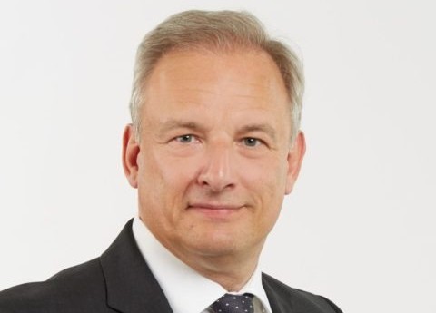 Geschäftsmann in Anzug und Krawatte vor hellem Hintergrund