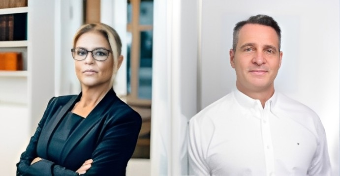 Drei Menschen, zwei Frauen und ein Mann, posieren professionell vor einem neutralen Hintergrund.