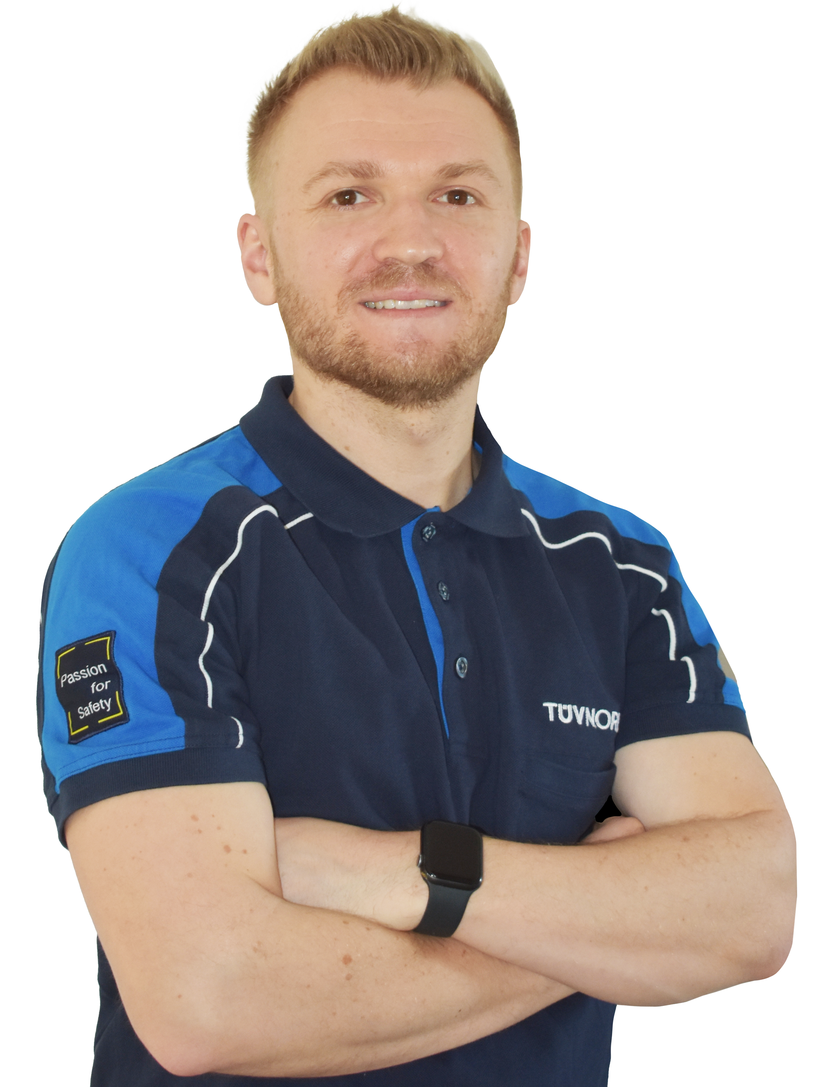 Mann in blauer T-Shirt mit aufgestütztem Arm, lächelnd, mit "TUVNORD" auf der Brust und "Passion for Safety" auf dem Ärmel.