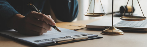 buehne Anwalt Schreibtisch Waage Stift