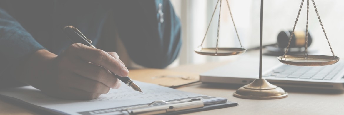 buehne Anwalt Schreibtisch Waage Stift