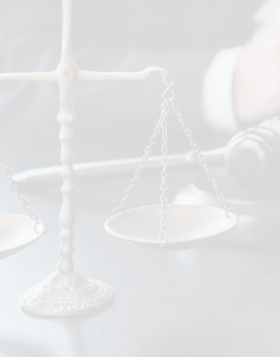 Anwalt Schreibtisch Gericht Waage Hammer