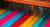 Bunte Webstühle mit farbigen Garnen in verschiedenen Farben.