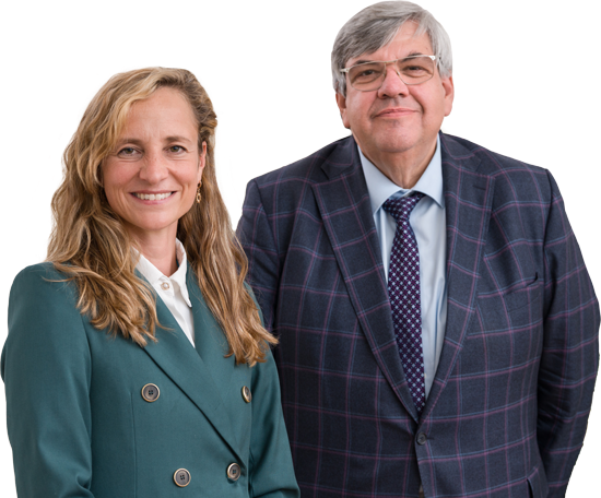 Ein Mann und eine Frau stehen nebeneinander, beide lächeln.