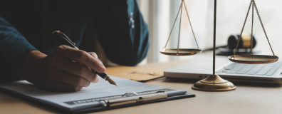 buehne Anwalt Schreibtisch Waage Stift