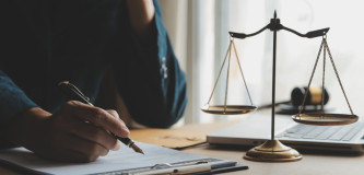 buehne Anwalt Schreibtisch Waage Stift