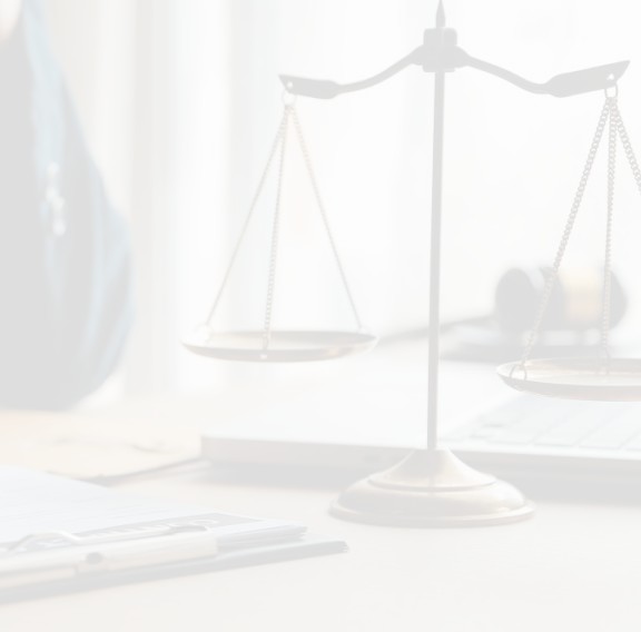 buehne Anwalt Schreibtisch Waage Stift