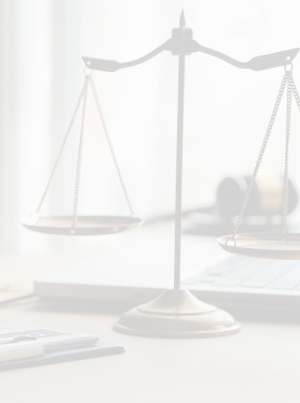 buehne Anwalt Schreibtisch Waage Stift