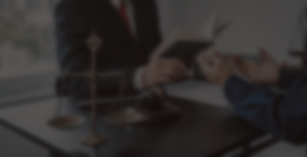 Anwalt Schreibtisch Gericht Waage Hammer