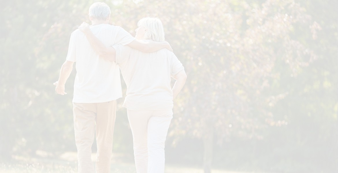 senioren spaziergang pärchen