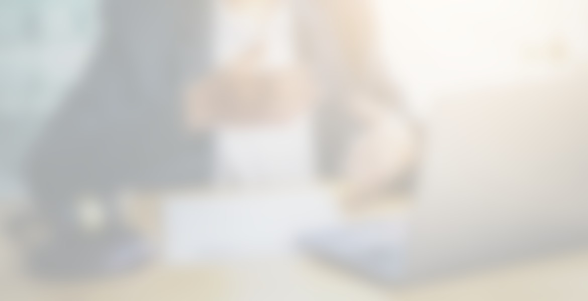 Anwältin Schreibtisch Vertrag