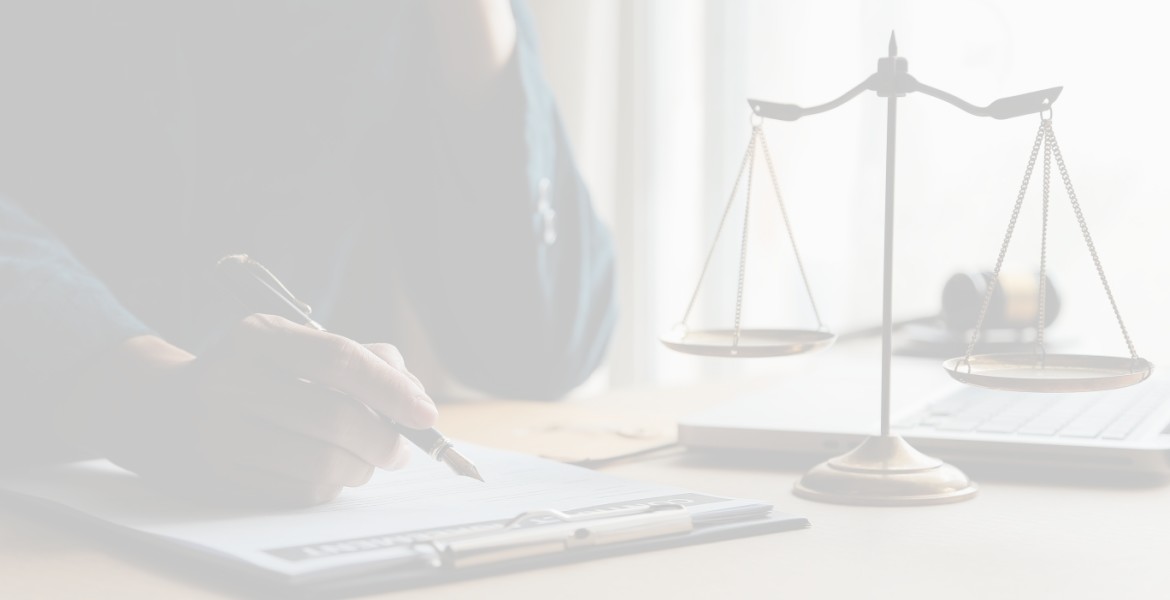 buehne Anwalt Schreibtisch Waage Stift