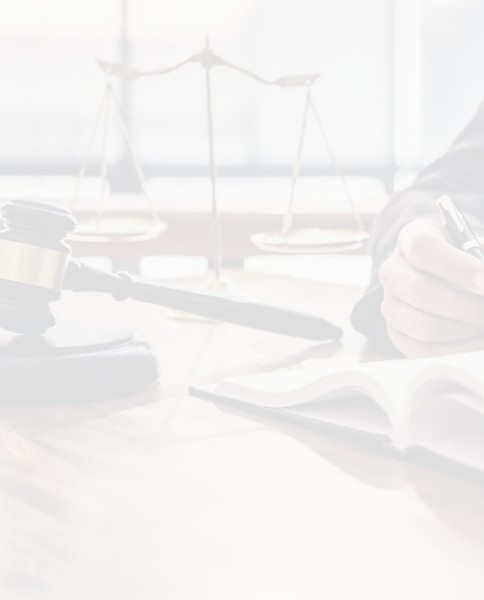 buehne Anwalt Schreibtisch Hammer Waage