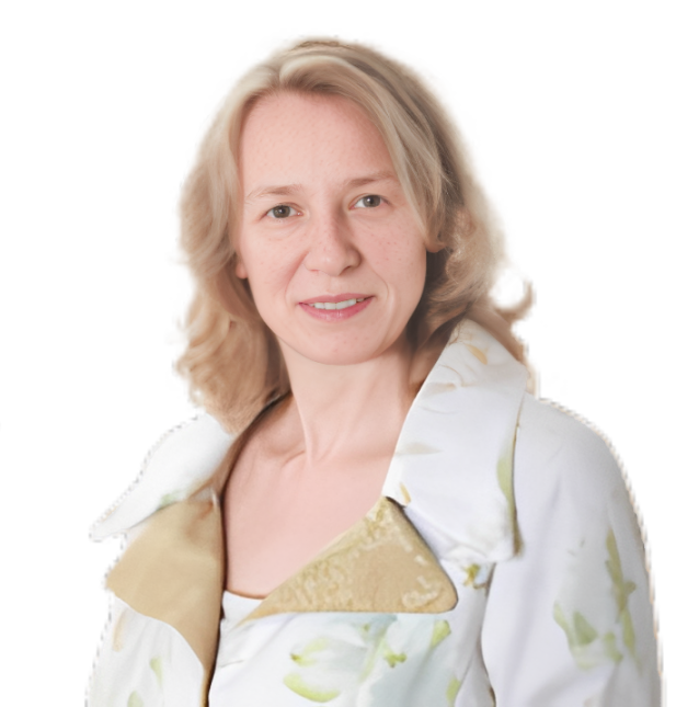 Porträt einer Frau mit blonden, lockigen Haaren, die ein weißes Kleid mit grünen Mustern trägt.