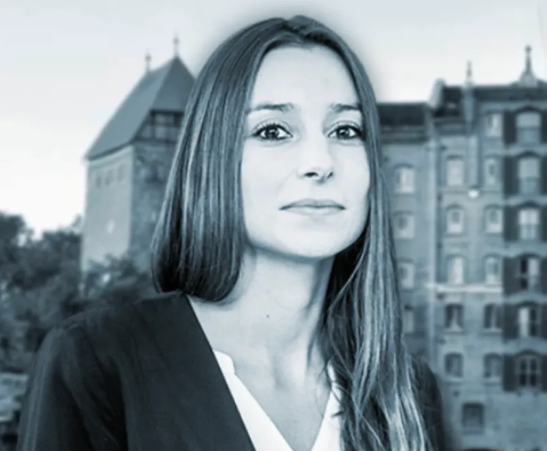 Porträt einer Frau vor einem historischen Gebäude, schwarz-weiß.