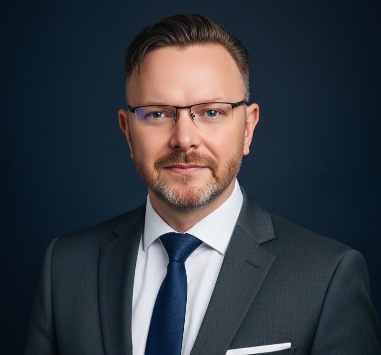 Geschäftsmann in Anzug mit Brille vor dunklem Hintergrund
