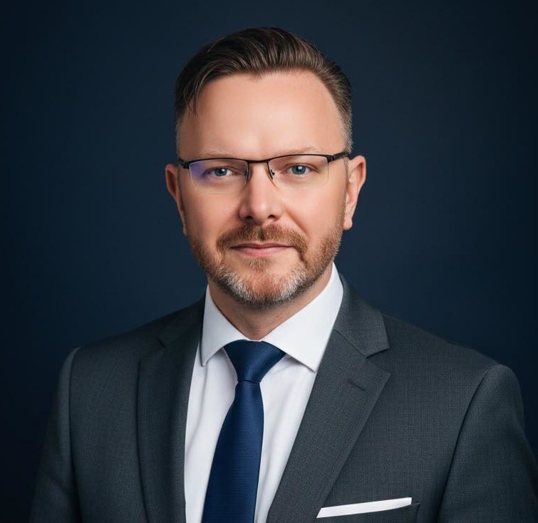 Geschäftsmann in Anzug mit Brille vor dunklem Hintergrund