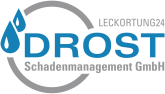Logo mit blauen Wassertropfen, dem Wort "DROST" in blauer Schrift, und grauen und schwarzen Elementen, inklusive der Begriffe "LECKORTUNG24" und "Schadenmanagement GmbH".