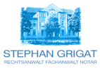Ein blauer, stilisierter Gebäudeeingang mit Bäumen im Vordergrund, darunter der Name "Stephan Grigat" und die Berufsbezeichnung "Pferdewirtschaftsmeister Notar".