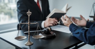 Anwalt Schreibtisch Gericht Waage Hammer