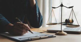 buehne Anwalt Schreibtisch Waage Stift