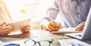 beratung ipad hand buch stift schreibtisch