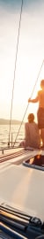 Junges Pärchen auf Segelboot