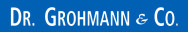 Blauer Hintergrund mit weißen Schriftzug "Dr. Grohmann & Co."