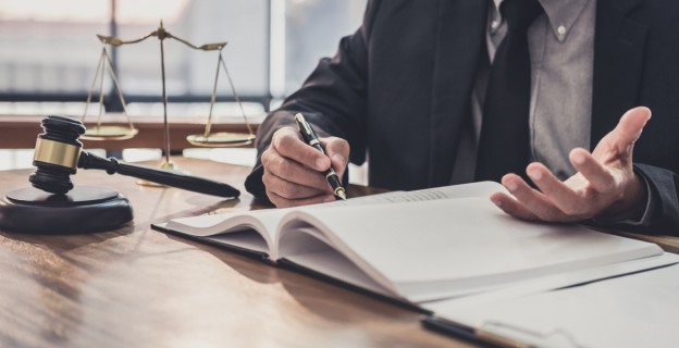 buehne Anwalt Schreibtisch Hammer Waage