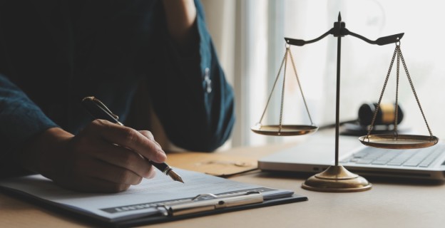 buehne Anwalt Schreibtisch Waage Stift