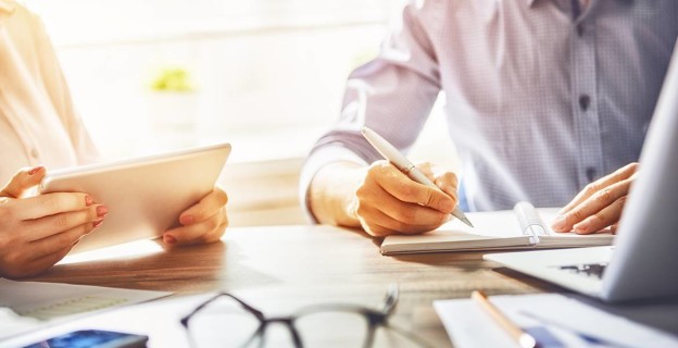 beratung ipad hand buch stift schreibtisch